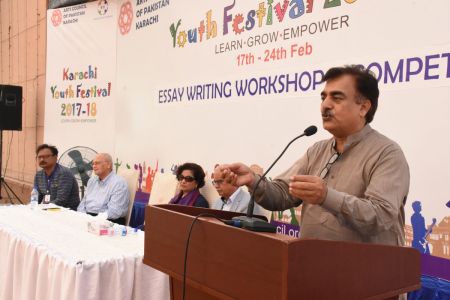 3rd Day Moin Sharing Her Expereince To -Essay Writing Contestants Karachi Youth Festival 2017-18 (14)